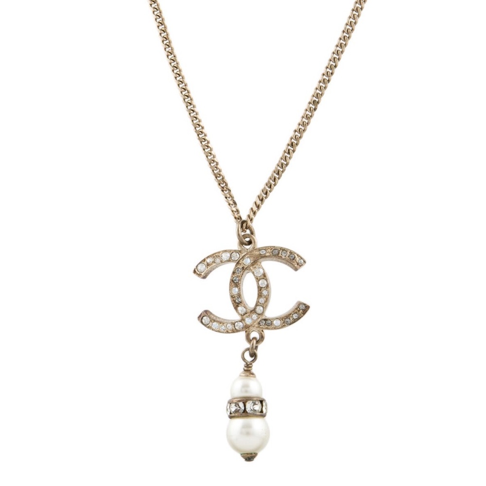 CHANEL FAUX PEARL & STRASS CC LOGO PENDANT NECKLACE